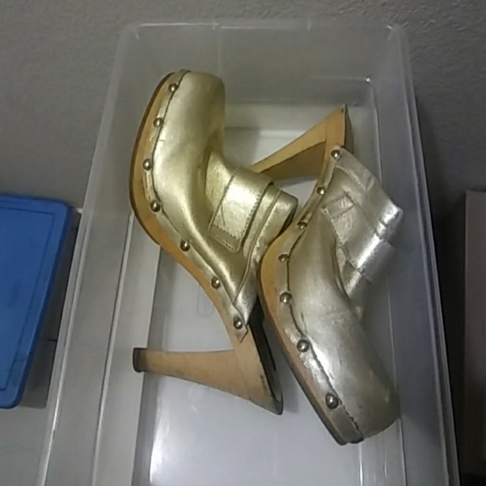 Clogs